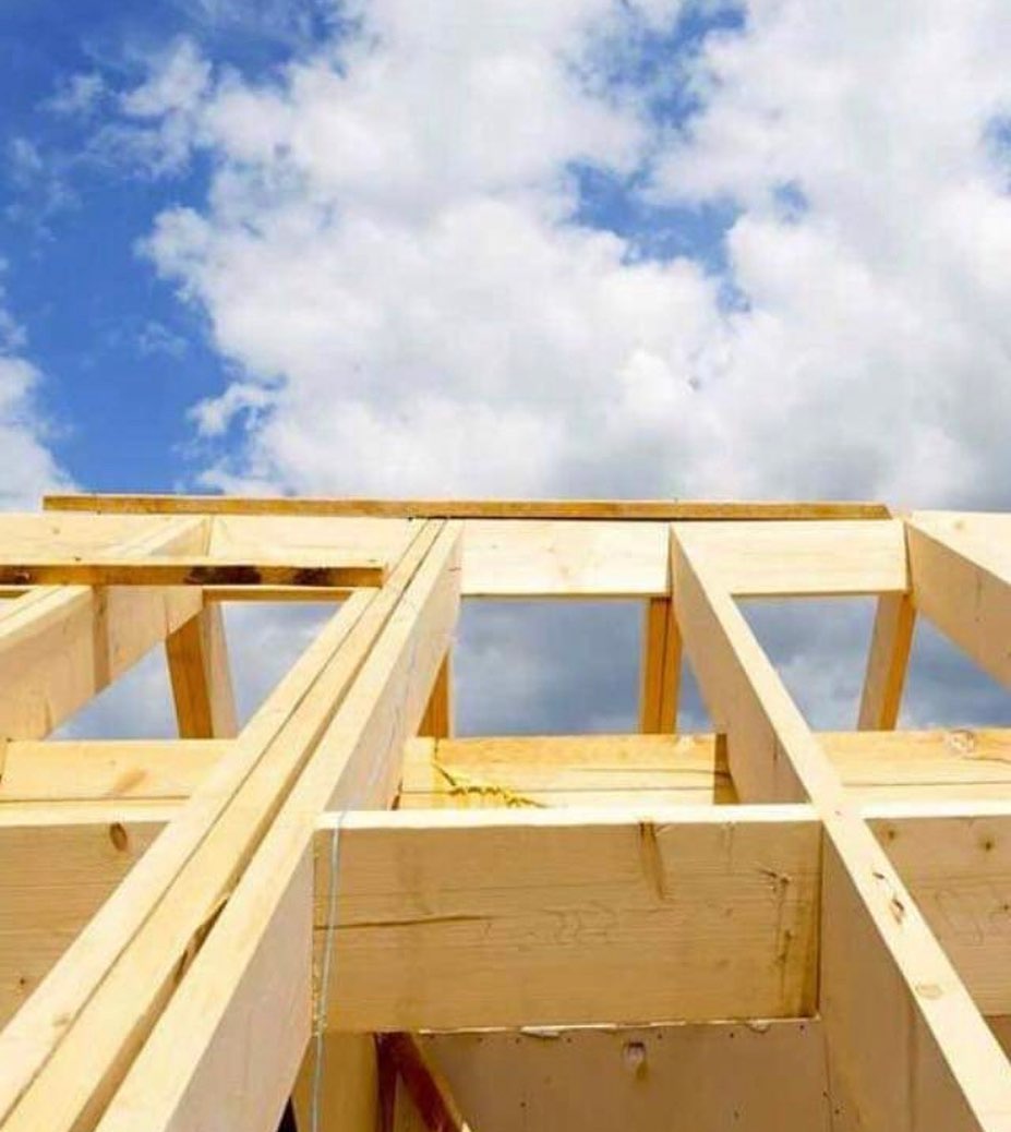 Ossature bois de charpente en chantier